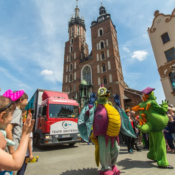 Durante el desfile de dragones en la Plaza Mayor —  Fotos de Stock