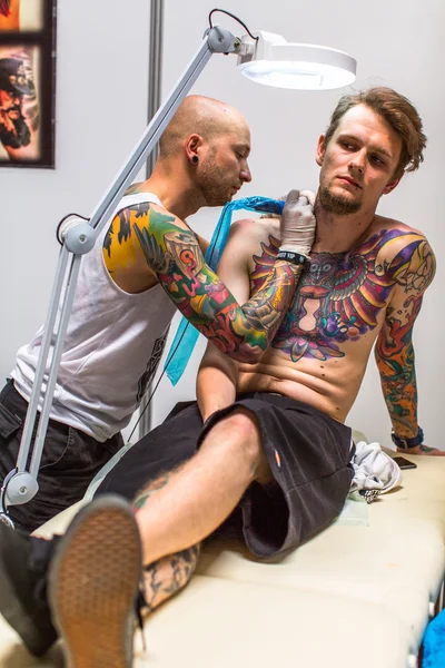 Människor gör en tatueringar — Stockfoto