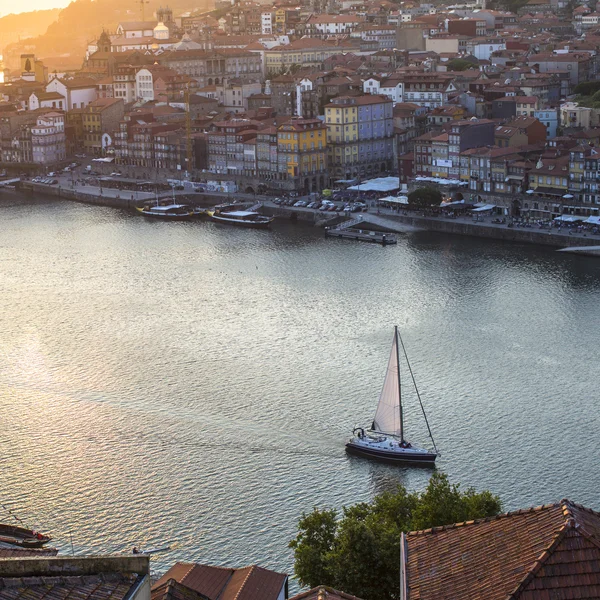 Río Duero en el centro histórico de Oporto —  Fotos de Stock