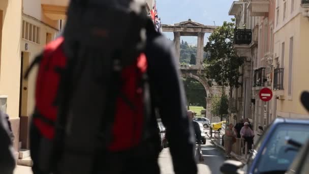 Calle turística llena de gente en Atenas — Vídeo de stock