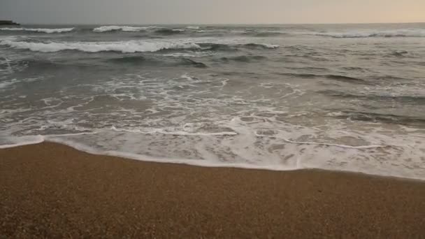Surf splashes no pôr do sol no oceano Atlântico — Vídeo de Stock