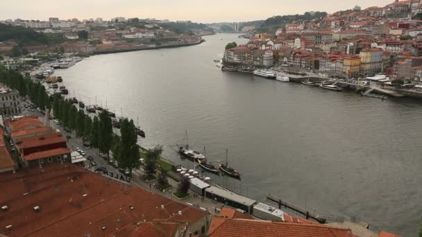 Vista superior del río Duero en Oporto — Vídeo de stock