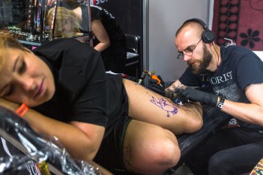make a tattoos at International Tattoo Convention