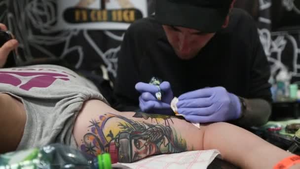 La gente hace tatuajes — Vídeos de Stock