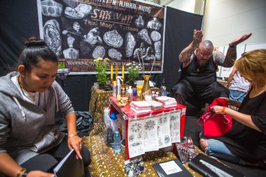 People make tattoos at Tattoo Convention