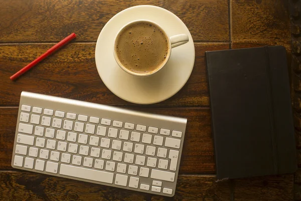 Clavier, crayon, bloc-notes et tasse de café — Photo