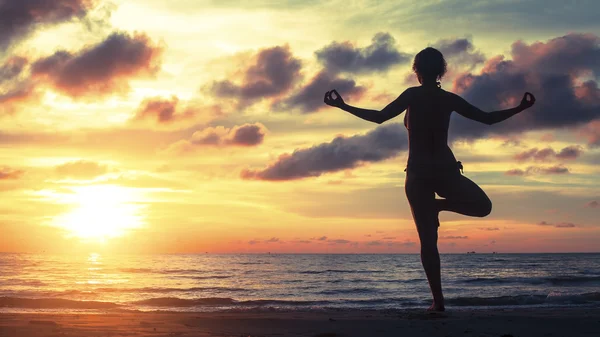 Silhouet van de vrouw yoga — Stockfoto