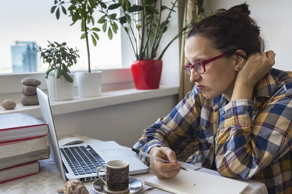 Vrouw die thuis aan laptop werkt — Stockfoto