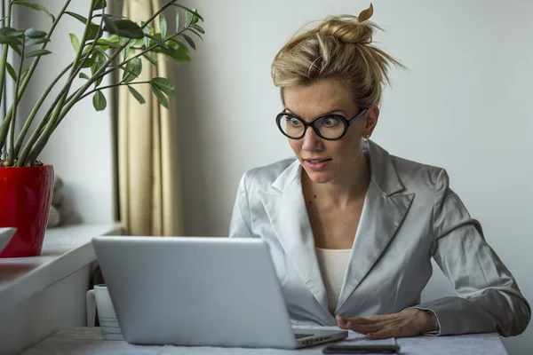 Beautiful young shocked business woman — Stock Photo, Image