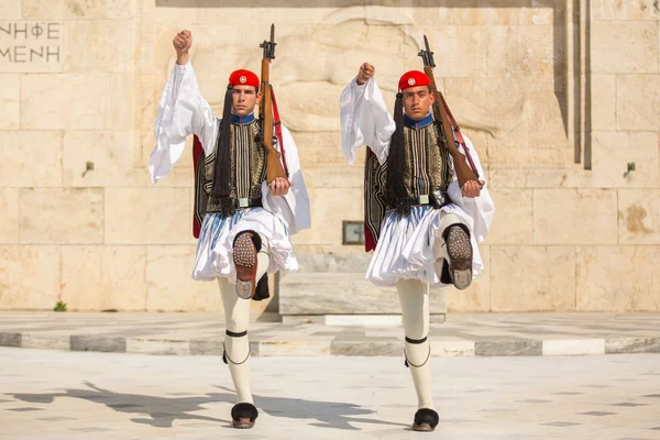 Soldados griegos Evzones vestidos de uniforme —  Fotos de Stock