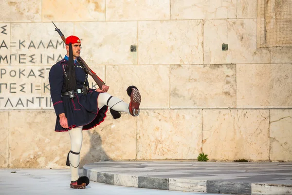 Meçhul asker mezarı koruyan evzone — Stok fotoğraf