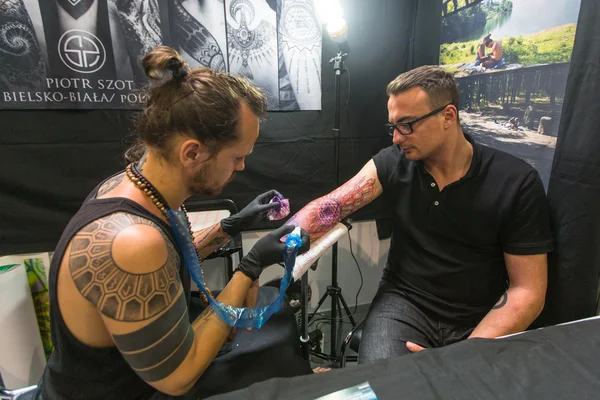 People make tattoos at Tattoo Convention — Stock Photo, Image