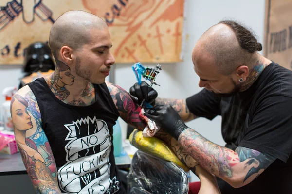 People make tattoos at Tattoo Convention — Stock Photo, Image