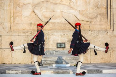 Meçhul asker mezarı koruyan evzone