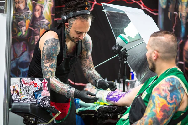 As pessoas fazem tatuagens na Convenção Internacional — Fotografia de Stock