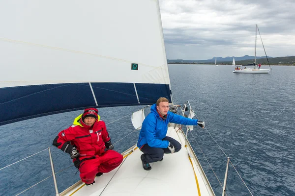 Zeilers deelnemen aan zeilregatta — Stockfoto