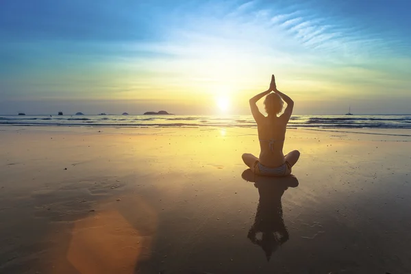 Mujer Yoga sentada en pose de loto —  Fotos de Stock