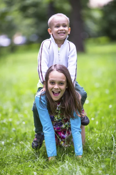 Menina com o irmão mais novo jogando — Fotografia de Stock