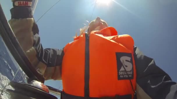 Niet-geïdentificeerde zeilers deelnemen aan zeilregatta — Stockvideo