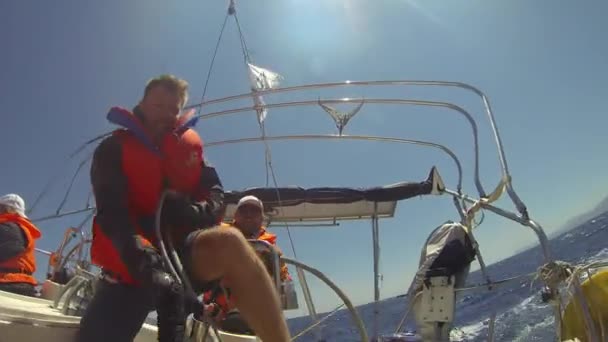 Des marins non identifiés participent à une régate de voile — Video