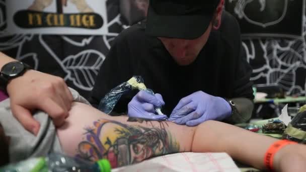 As pessoas fazem tatuagens na Convenção Internacional — Vídeo de Stock