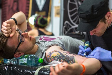 People make tattoos at Tattoo Convention