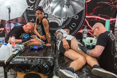 People make tattoos at Tattoo Convention