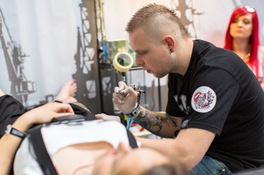 People make tattoos at Tattoo Convention