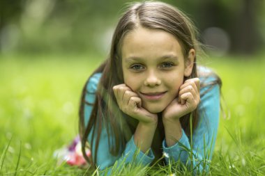 Jonge vrouw koppelverkoop veters