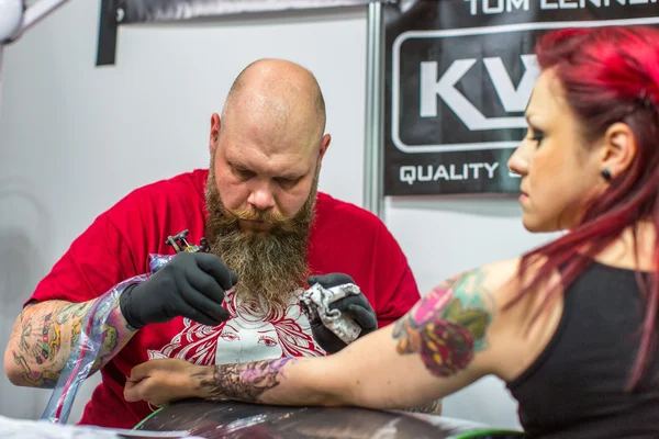 People make tattoos at Tattoo Convention — 图库照片