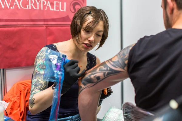 People make tattoos at Tattoo Convention — Stock Photo, Image