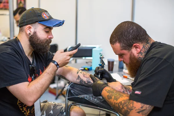 People make tattoos at Tattoo Convention — 스톡 사진