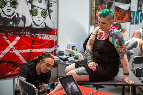 People make tattoos at Tattoo Convention — 图库照片