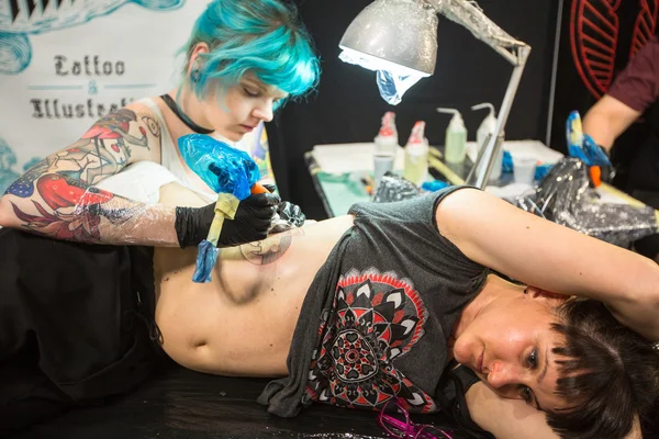 La gente hace tatuajes en la Convención del tatuaje — Foto de Stock