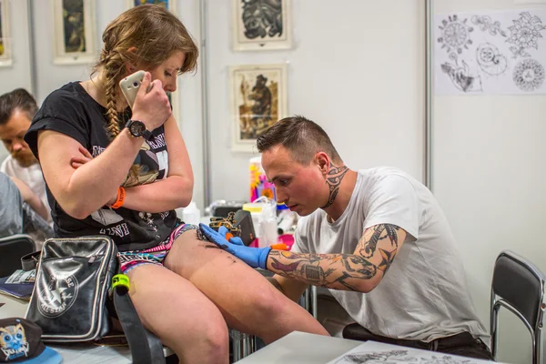 People make tattoos at Tattoo Convention — Stock fotografie
