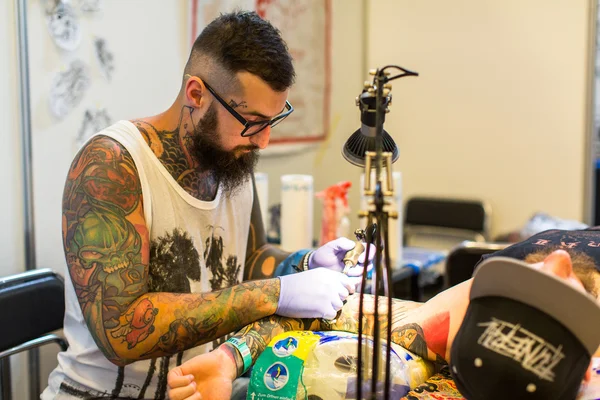 People make tattoos at Tattoo Convention — Stok fotoğraf