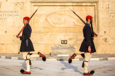 Meçhul asker mezarı koruyan evzone