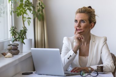 Bilgisayarı olan genç bir iş kadını.