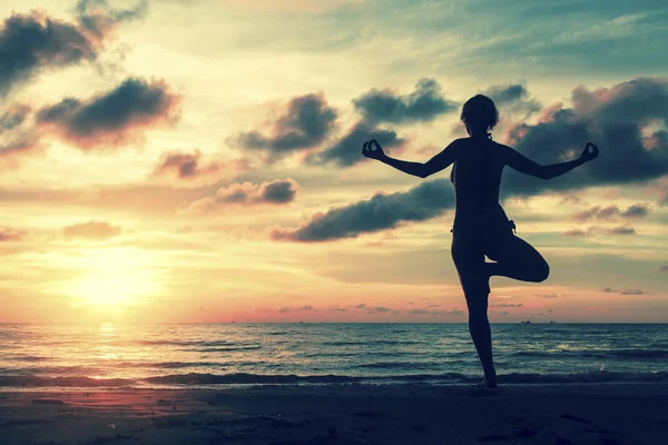 Silhouette of beautiful yoga woman — Stok fotoğraf