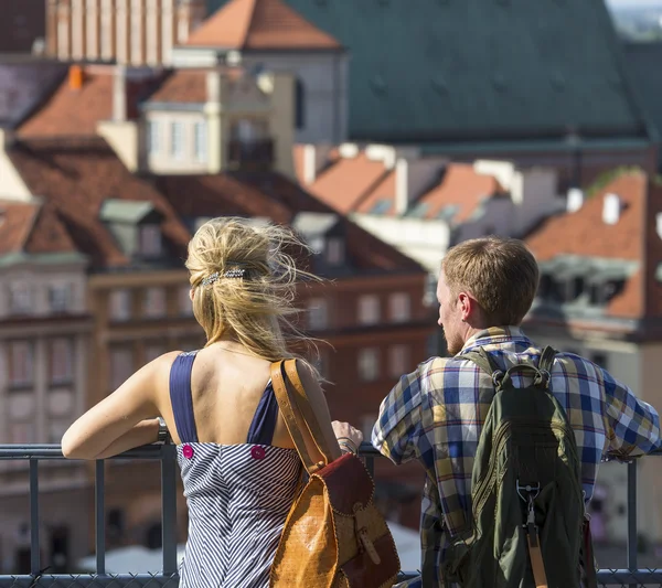 Jeunes touristes regardant la vieille ville — Photo