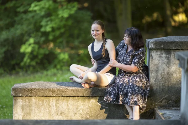 Teenage girl talking with her grandmother — Stock Photo, Image