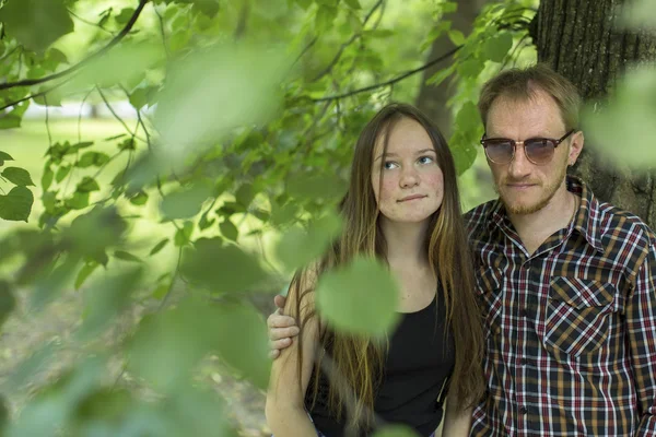 Jeune couple debout dans le parc . — Photo