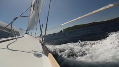 Mediteranean denizinde seyreden yelkenli tekne