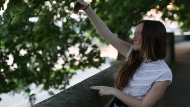 Tonårs flicka gör Selfie på smartphone — Stockvideo