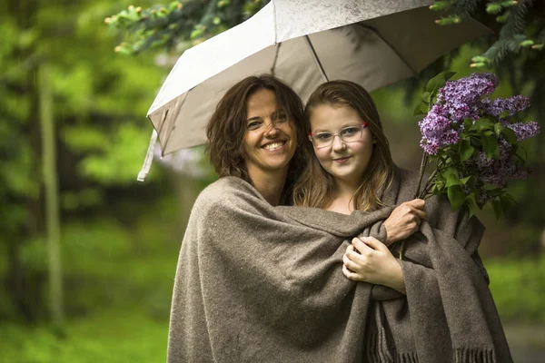 Femme avec fille sous parapluie — Photo