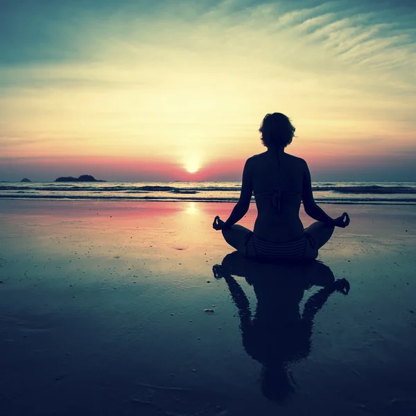 Siluet Genç kadın yoga yapıyor.