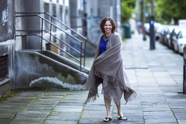 Fröhliche junge Frau im Freien — Stockfoto