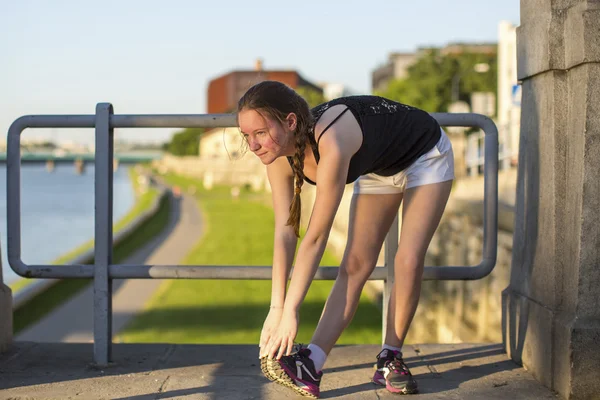 Menina fazendo exercícios de aquecimento — Fotografia de Stock