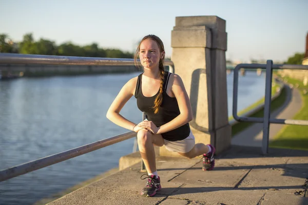 Jeune fille faisant des exercices d'échauffement — Photo