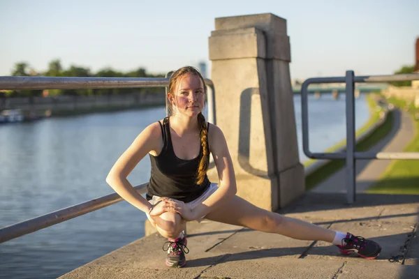 Молодая девушка делает упражнения для разогрева — стоковое фото